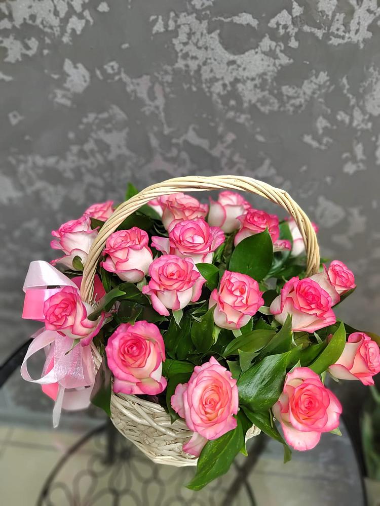 Цветочная композиция из Розы в корзине в Кисляковской