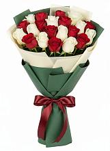 Букет Микс из красных и белых роз в Кисляковской