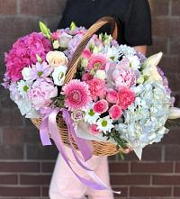 Композиция солнечный день в Кисляковской Цветочная композиция из Розы, Хризантемы, Пионы и Лизиантусы в корзине в Кисляковской