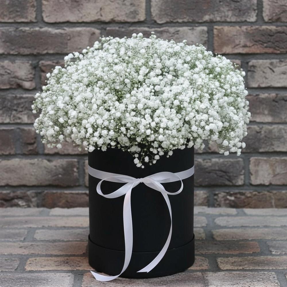 Цветочная композиция из Гипсофила в шляпной коробке в Кисляковской