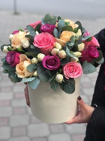 Цветочная композиция из Розы в шляпной коробке в Кисляковской