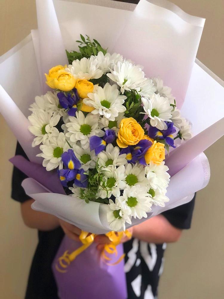 Букет цветов из: Ирисы, Хризантемы и Розы в Кисляковской
