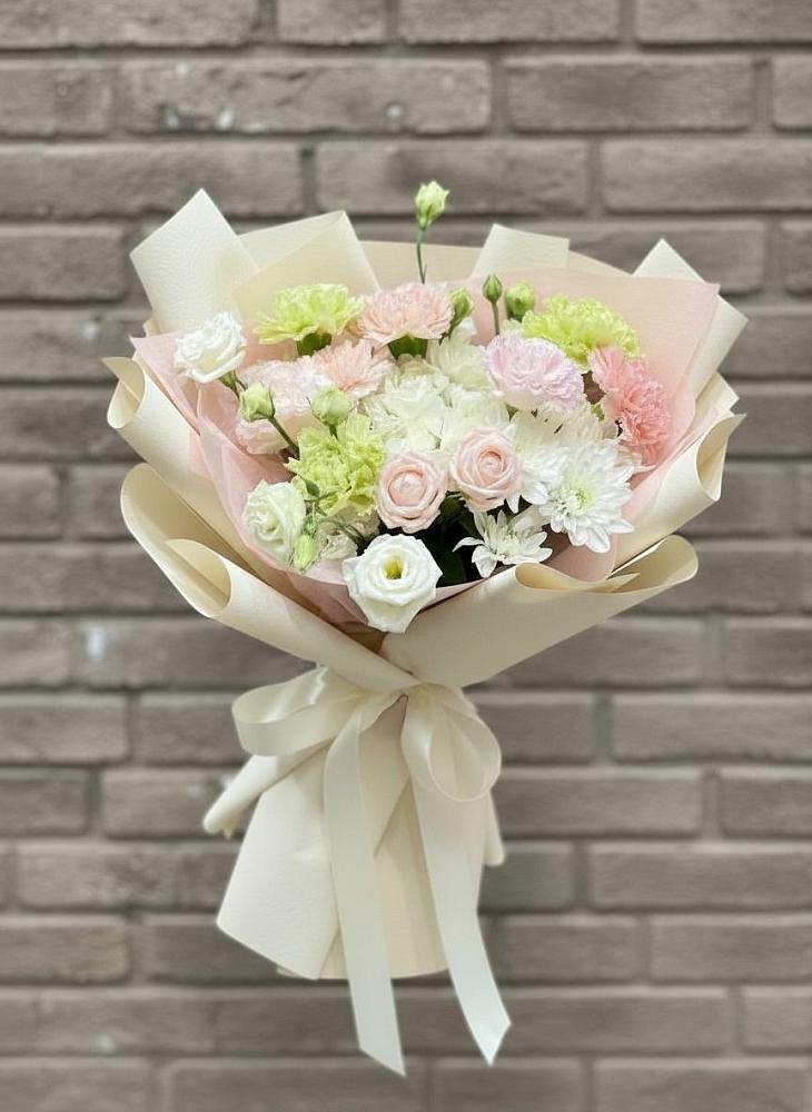 Букет цветов из: Гвоздики, Розы, Лизиантусы и Хризантемы в Кисляковской