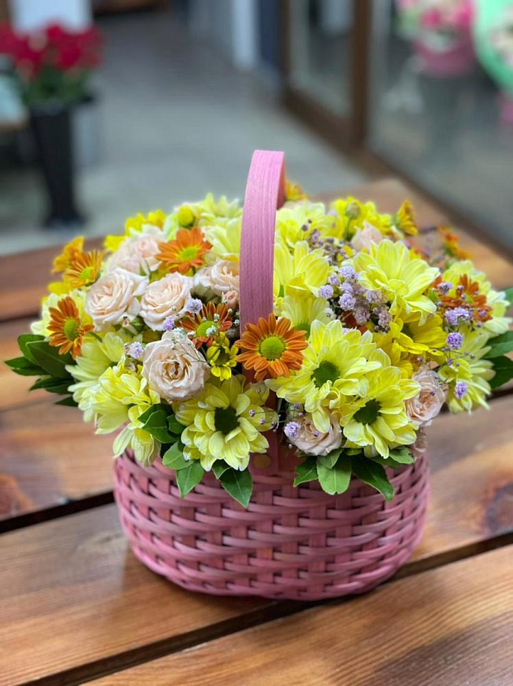 Цветочная композиция из Хризантемы и Розы в корзине в Кисляковской
