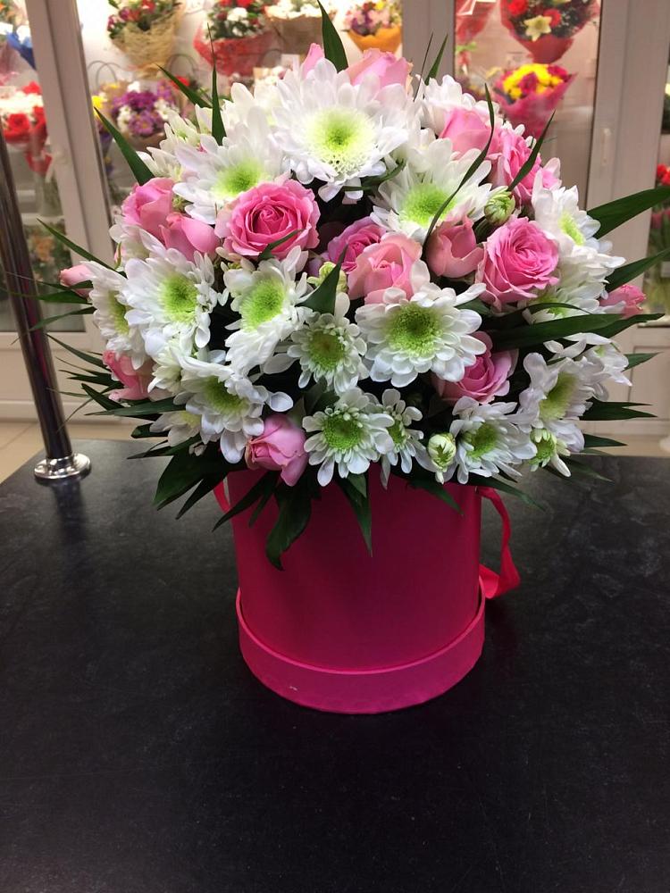 Цветочная композиция из Розы и Хризантемы в шляпной коробке в Кисляковской