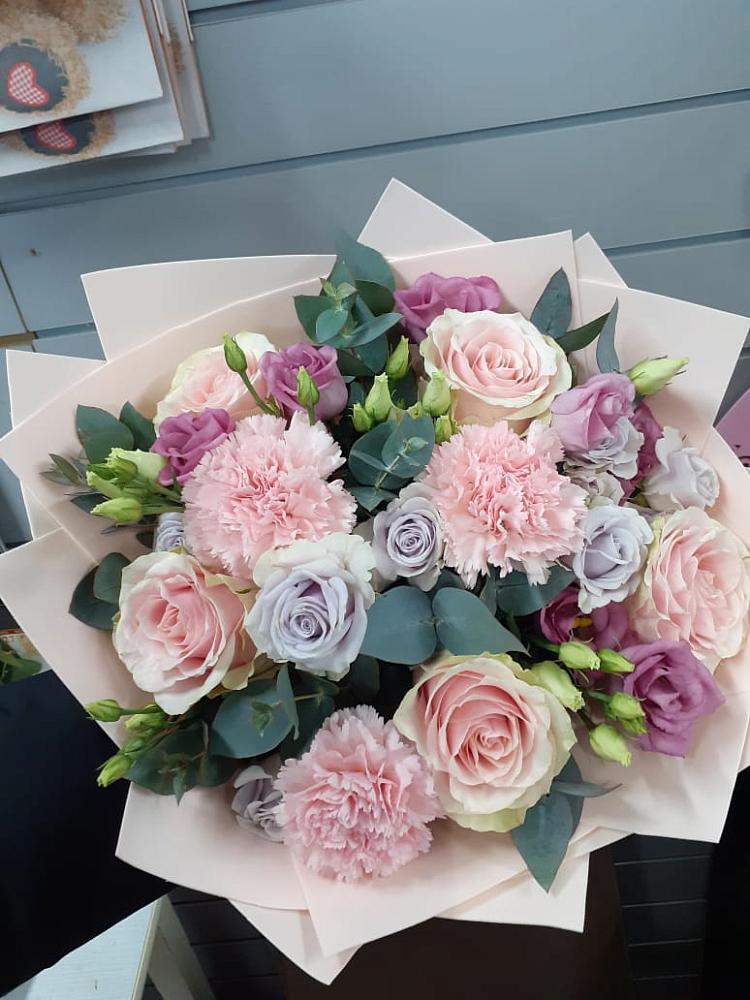 Букет цветов из: Розы, Гвоздики и Лизиантусы в Кисляковской